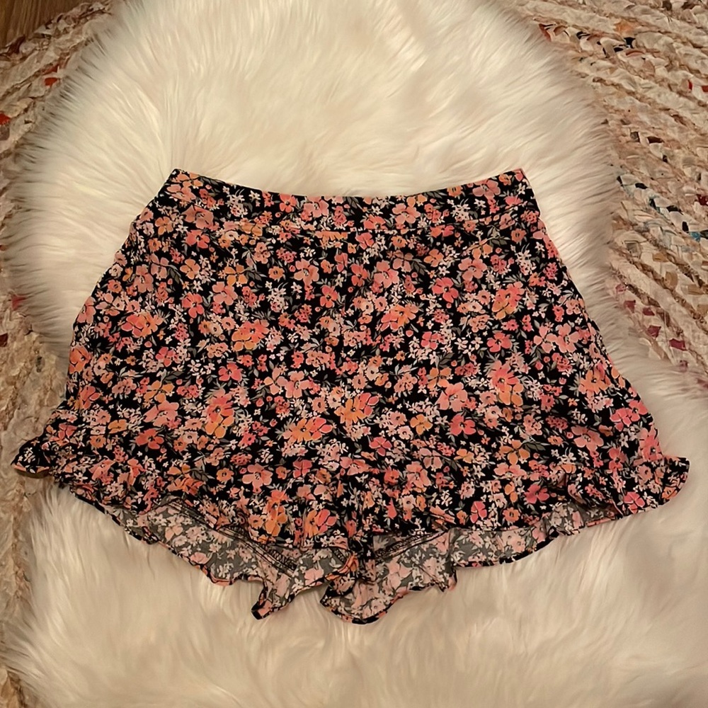 NEW LOOK High-rise Floral Ruffle Hem Shorts - size 6